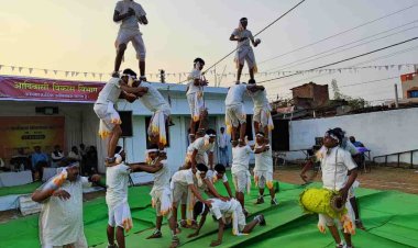 दुर्ग जिला स्तरीय लोक कला महोत्सव पंथी नृत्य का आयोजन किया गया जिसमें कुल 10 पंथी दलों ने भाग लिया जिसमें सत्य के उजागर पंथी पार्टी ग्राम थनौद जिला दुर्ग प्रथम एवं मधुर सुहावना पंथी पार्टी ग्राम पेंड्रीतराई जिला दुर्ग द्वितीय स्थान प्राप्त किया इन दलों को राज्य स्तरीय प्रतियोगिता नवागढ़ जिला बेमेतरा में 19 से 21 दिसम्बर 2024 को सम्मिलित होकर प्रदर्शन करने का मौका मिला है I